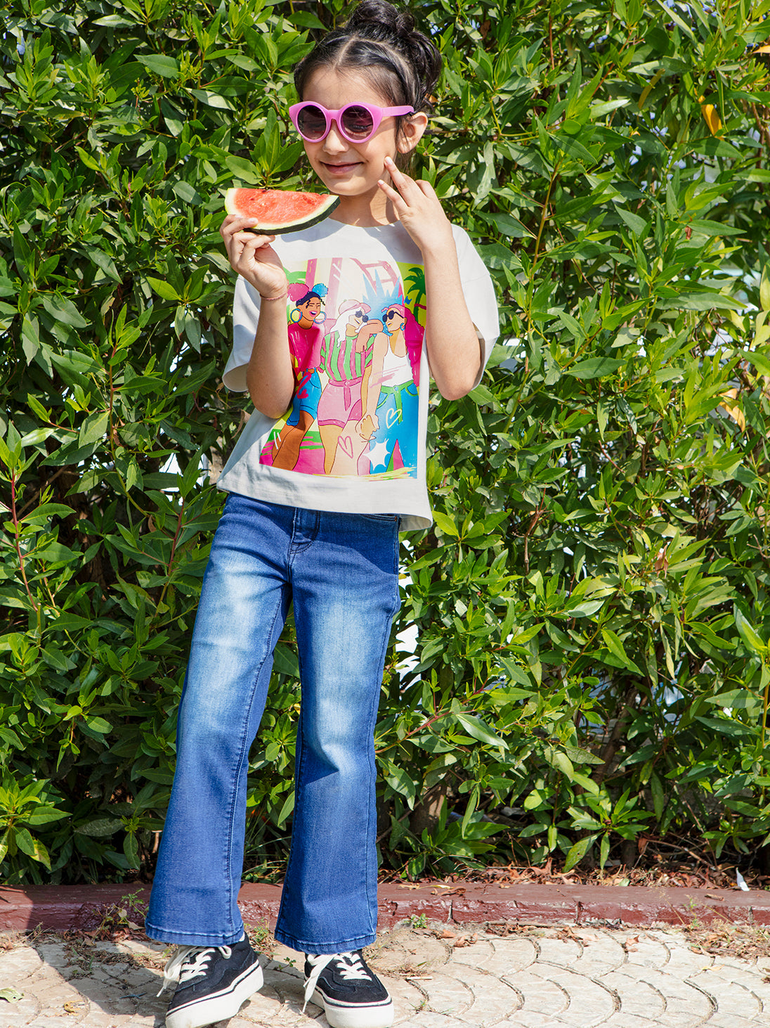 VITAMINS ROUND NECK T-SHIRT WITH GIRLS GRAPHIC