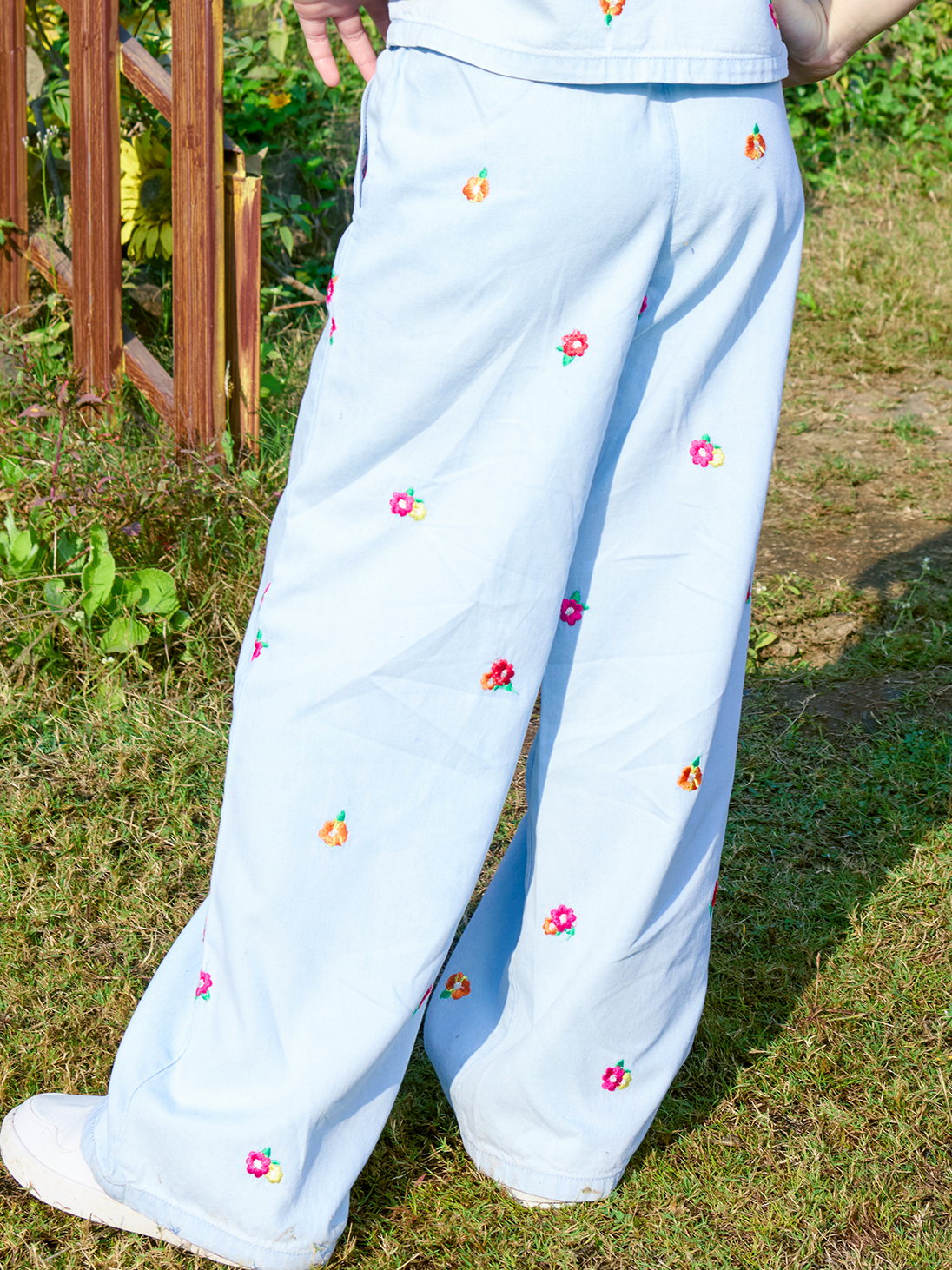 VITAMINS EMBROIDERED FLOWER DENIM MATCHING BOTTOM